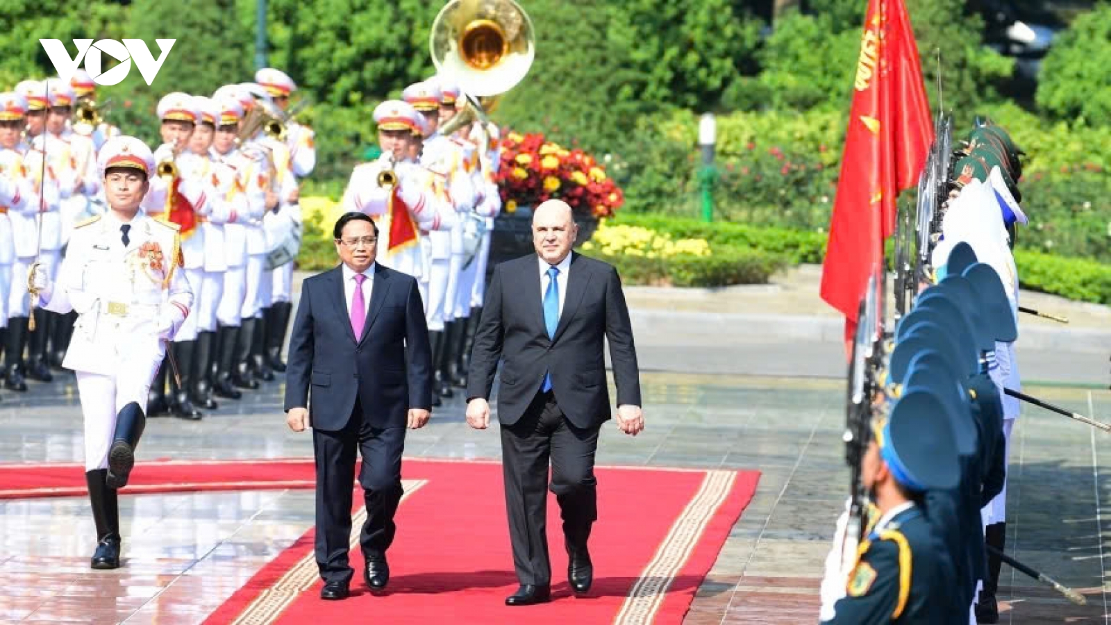 Russian PM Mishustin warmly welcomed in Hanoi on official visit